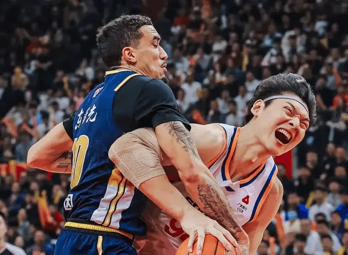 开云体育官方网-俱乐部杯上海vs广东大名单：洛夫顿、王哲林出战，奎因在列