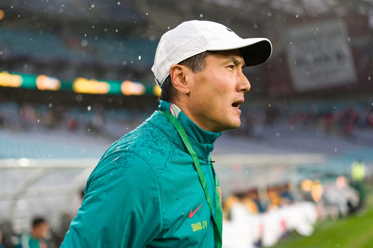 开云体育-足球报评国足0-2喀麦隆：被打懵后走出困境，考验巨大收获亦多