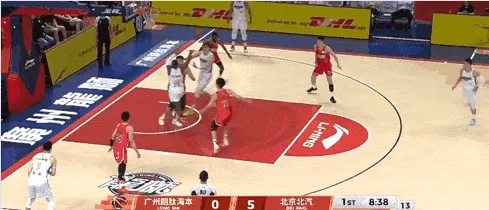 开云体育-斯佩尔曼三分坚决出手再中，北京开局打出8-0领先广州